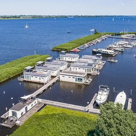 Dazur Botel